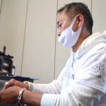 シルバー加工する小倉淳さん
